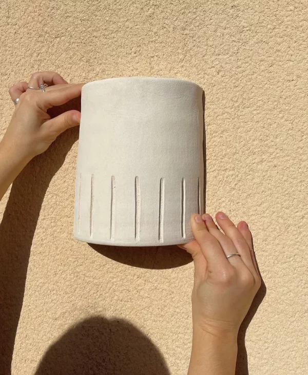 Aplique hecho a mano en taller de Alcoy de cerámica