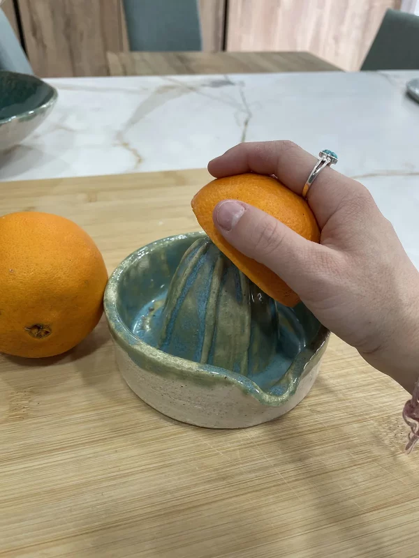 Exprimidor de naranjas hecho de cerámica