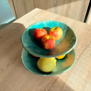 Frutero de color turquesa al estilo mediterráneo en la mesa del comedor