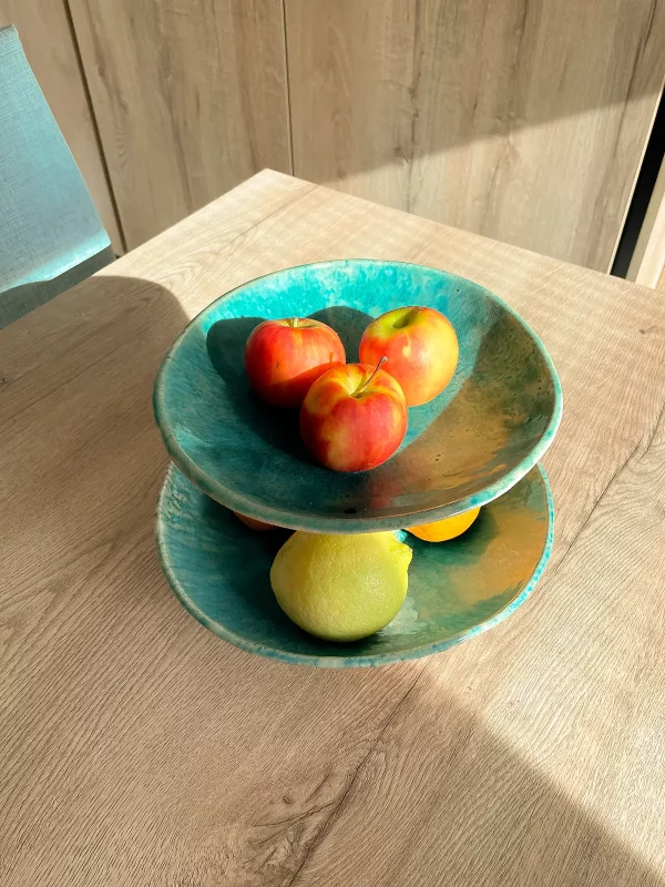 Frutero de color turquesa al estilo mediterráneo en la mesa del comedor