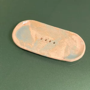 Detalle de una jabonera de cerámica hecha a mano