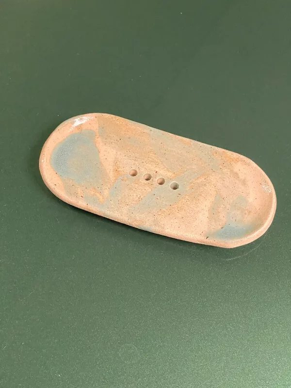 Detalle de una jabonera de cerámica hecha a mano