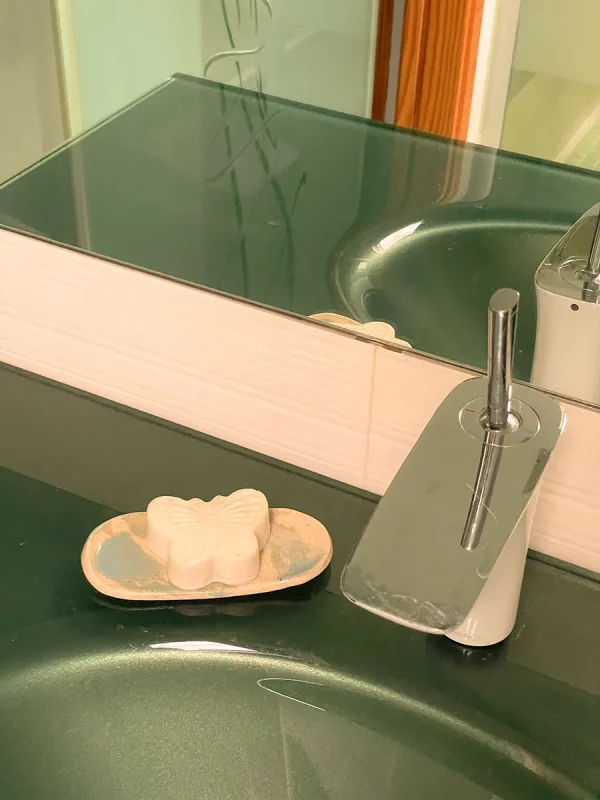 Jabonera hecha a mano de cerámica con una pastilla de jabón con forma de mariposa