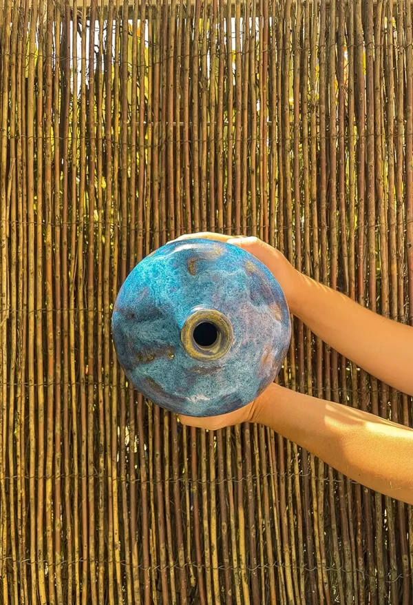 Detalle de cuello de jarrón de cerámica hecho a mano