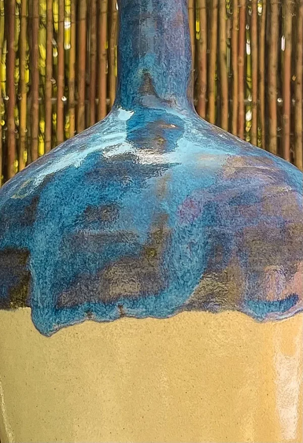 Este es el acabado de un jarrón hecho a mano con gres de cerámica
