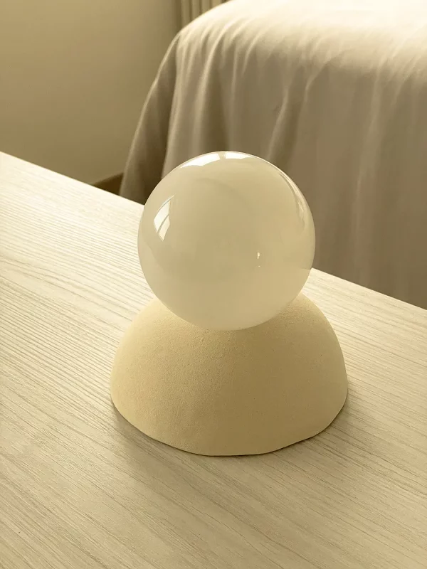 Dormitorio de diseño con lámpara hecha a mano de cerámica