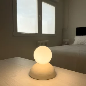 Ambiente interior con lámpara hecha de cerámica