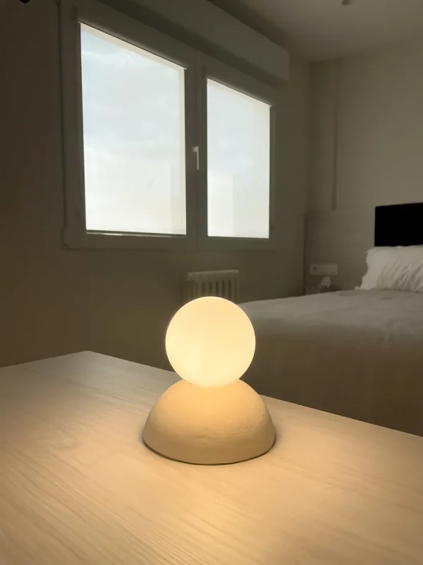 Ambiente interior con lámpara hecha de cerámica