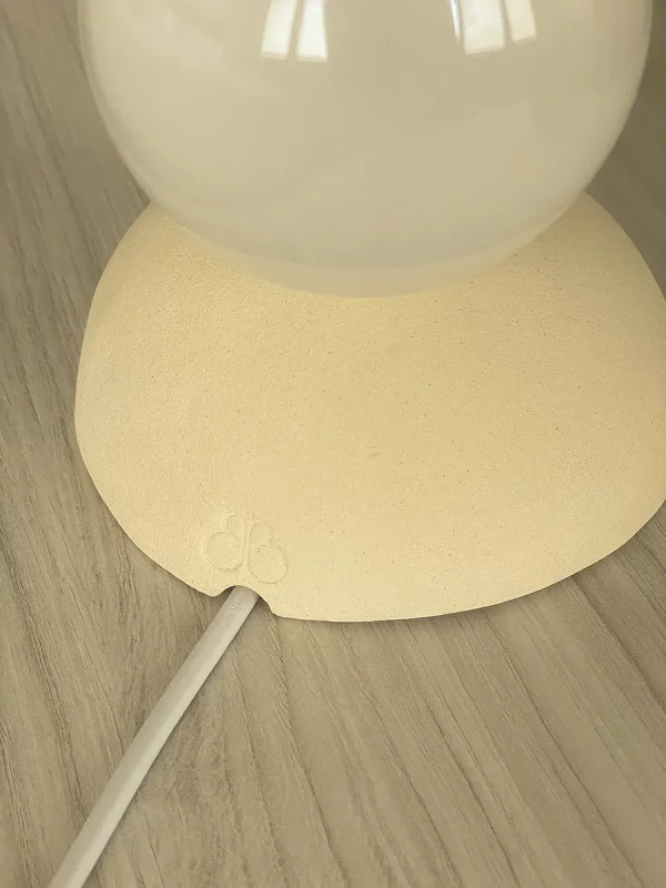 Detalle de logotipo en lámpara de mesita de noche