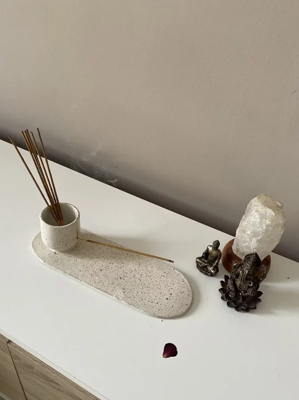 Quemador de incienso en mueble de diseño