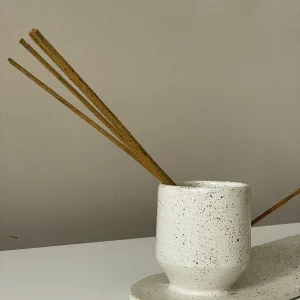 Quemador de incienso con estética neutra de diseño