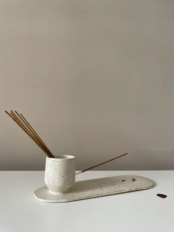 Quemador de incienso en ambiente de diseño