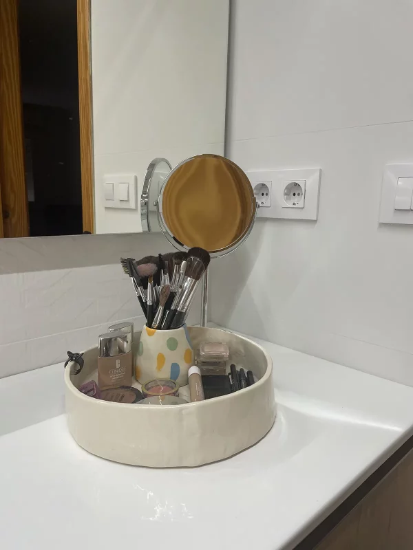 Set de maquillaje de cerámica hecho a mano encima de la pica del baño