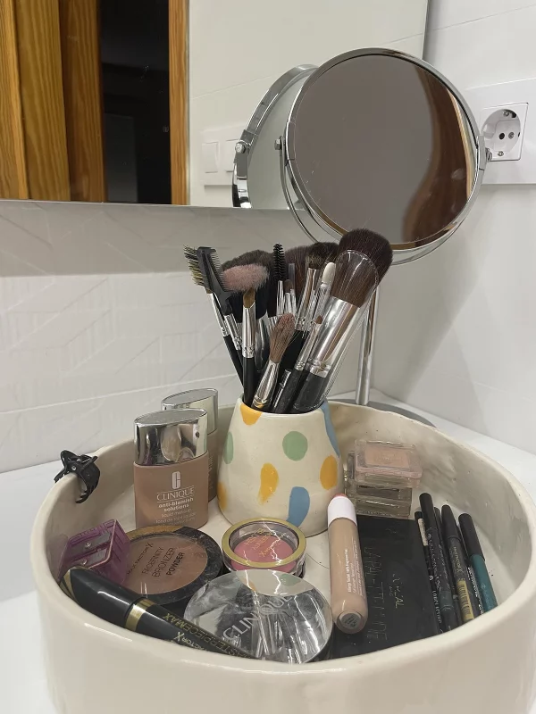 Set de maquillaje hecho a mano en el que incluye un portapinceles y un plato para bases de maqujillaje, sombras de ojos, eyeliners...