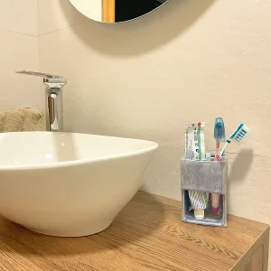 Mueble de baño con un soporte de cepillo de dientes hecho de cerámica