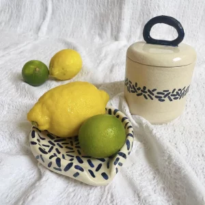 Bodegón de azucarero hecho con cerámica de manera artesanal con limones y lima