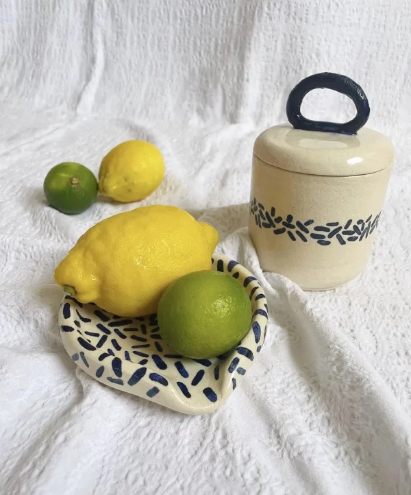 Bodegón de azucarero hecho con cerámica de manera artesanal con limones y lima