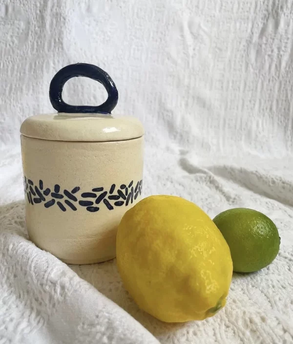 Bodegón de azucarero hecho con cerámica de manera artesanal con limones y lima