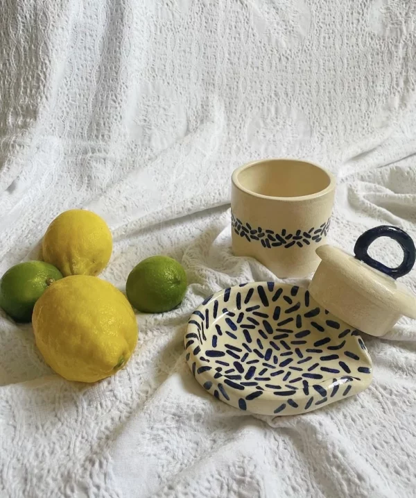 Bodegón de soporte de cuchara para cocinar y azucarero hecho con cerámica de manera artesanal