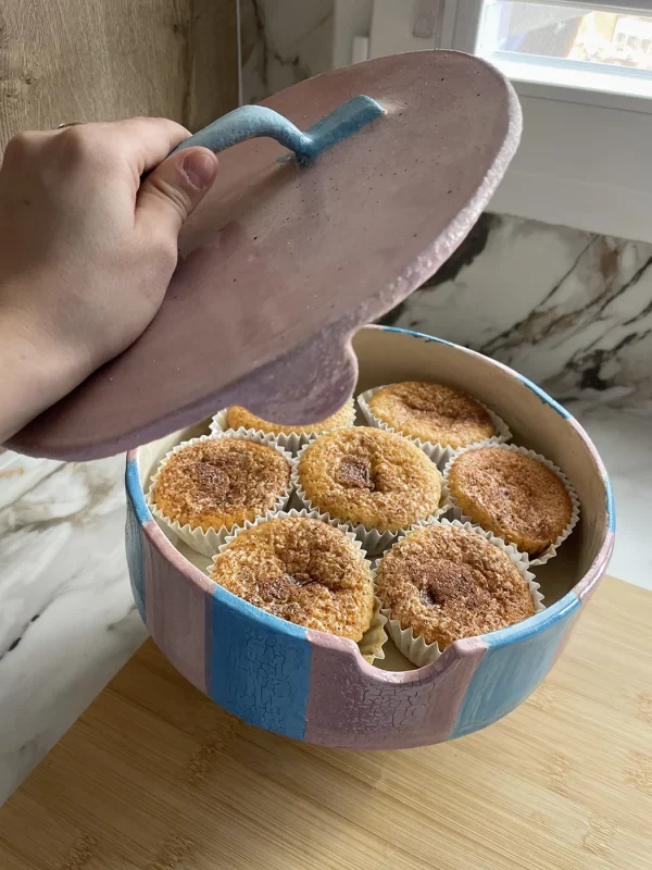 Tartero para almacenar hecho de cerámica de manera artesanal muy colorido en ambiente de cocina