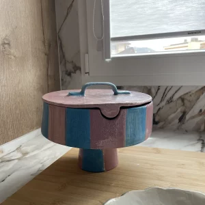 Tartero para almacenar hecho de cerámica para decorar en una encimera de una cocina