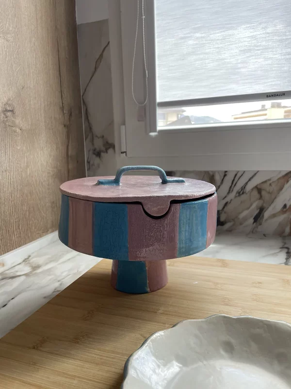 Tartero para almacenar hecho de cerámica para decorar en una encimera de una cocina