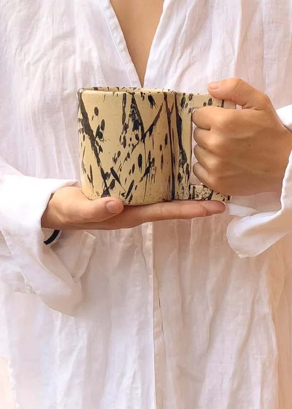 Ceramista enseña la taza realizada a mano