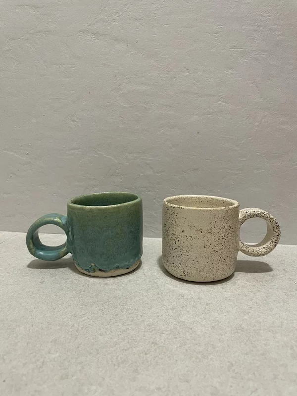 Dos tazas hechas completamente de manera artesanal con acabado redondo y colorido